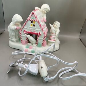 VTG Retired Dept 56 Snowbabies 2005 A GINGERBREAD CHRISTMAS Lighted Works BOX